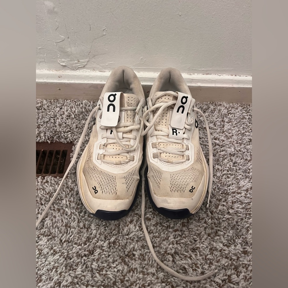 Women's OnCloud The Roger Pro Tennis Shoe Size 8.5 Gently worn